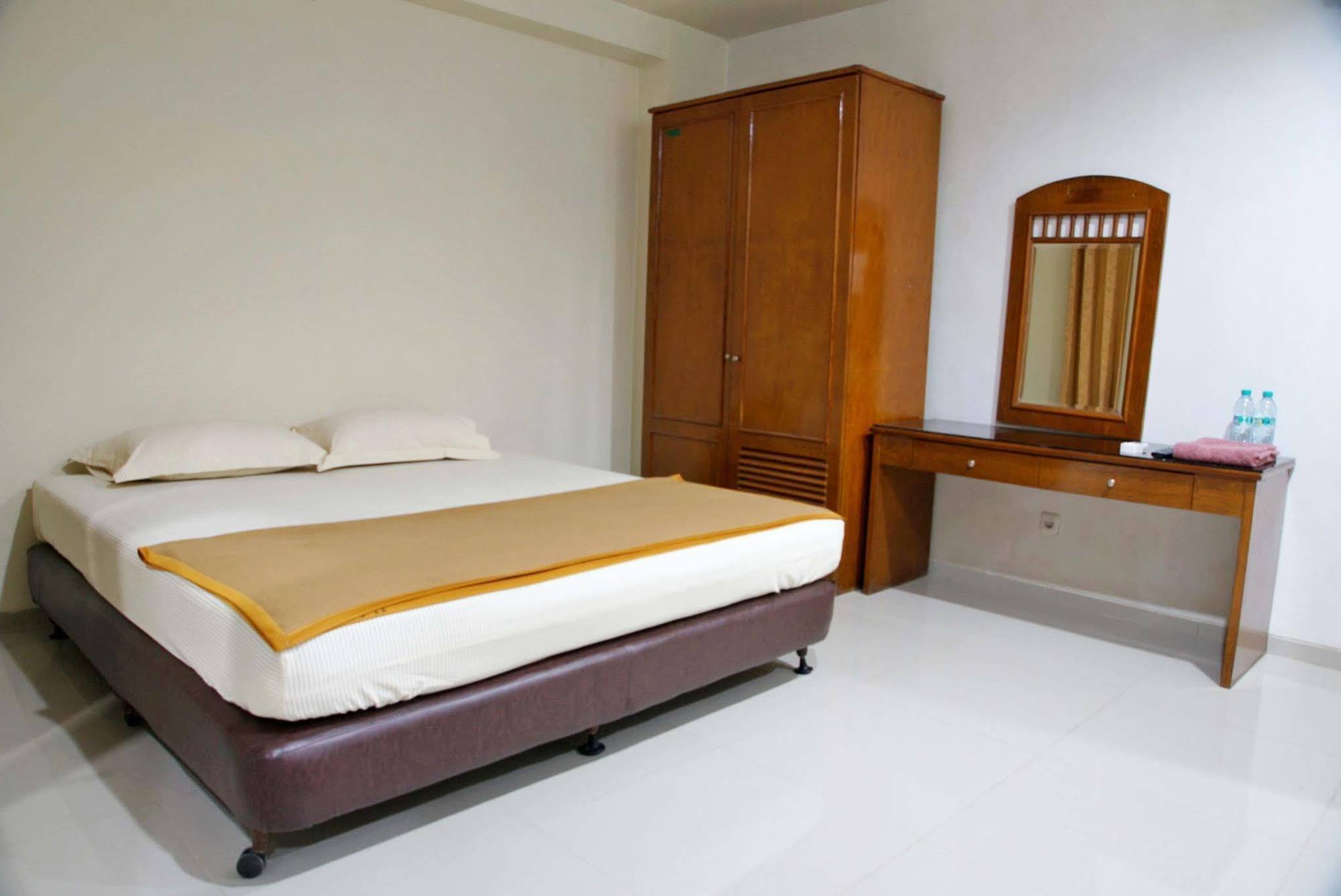 Reddoorz @ Panglima Sudirman Hotel Surabaya Exterior photo